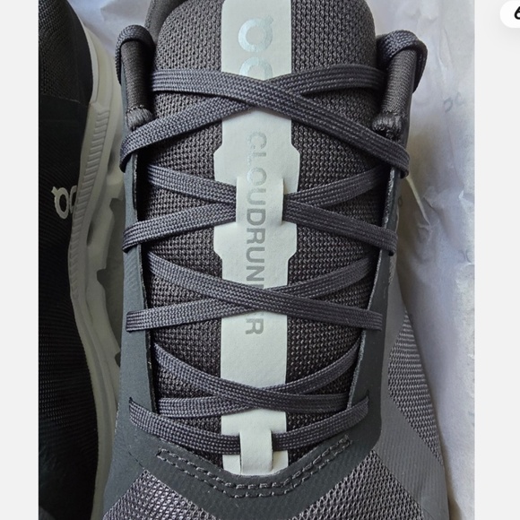 New in box Men’s On Cloudrunner Sneakers Eclipse/Frost Color Size 12 US - Picture 7 of 8